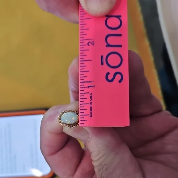 Vintage opal stud earrings set in 9 CT gold with a rope or "florette" border. - Picture 8 of 9